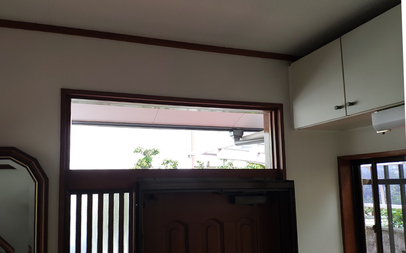 施工前の玄関ドア上の欄間。素通しのガラスで、外の景色がそのまま見えている状態